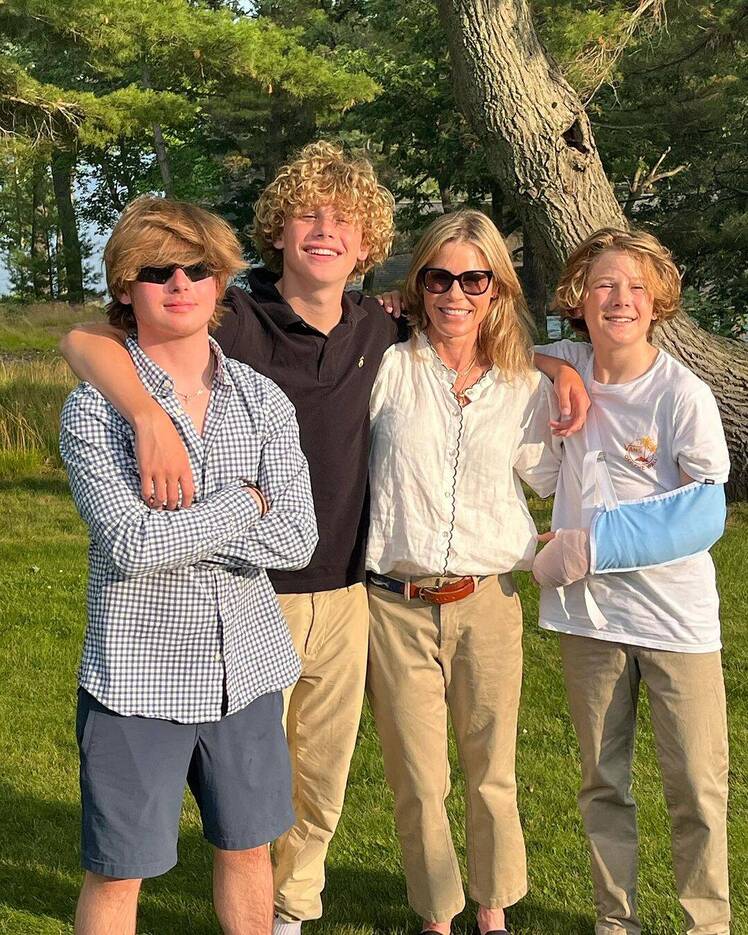 julie bowen poses with her three sons