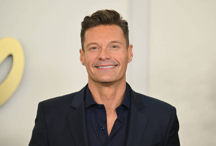 Ryan Seacrest Makes Wheel of Fortune Hosting Debut With Vanna White