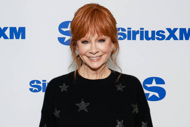 Reba McEntire Breaks Down in Tears on The Voice After Performance
