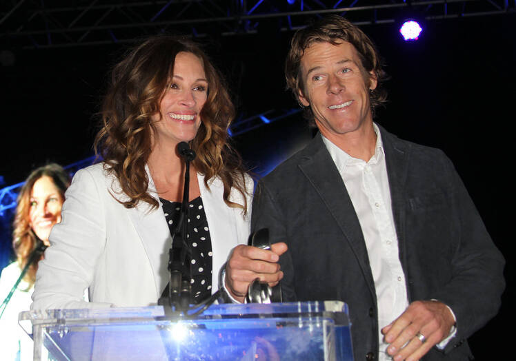 Julia Roberts and Danny Moder Are 'Looking at Property' in Europe