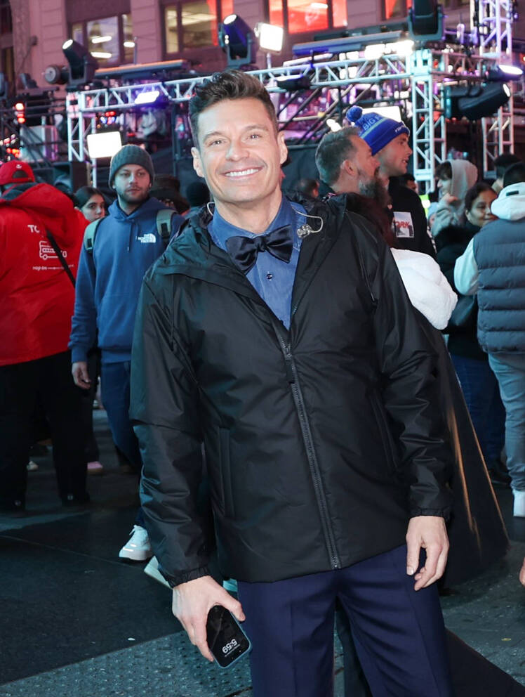 Ryan Seacrest Falls Off Surfboard During Hawaii Trip With Vanna White