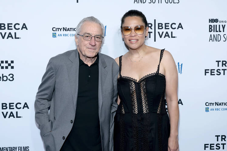 Robert De Niro 'Madly in Love' With 46-Year-Old GF Tiffany Chen