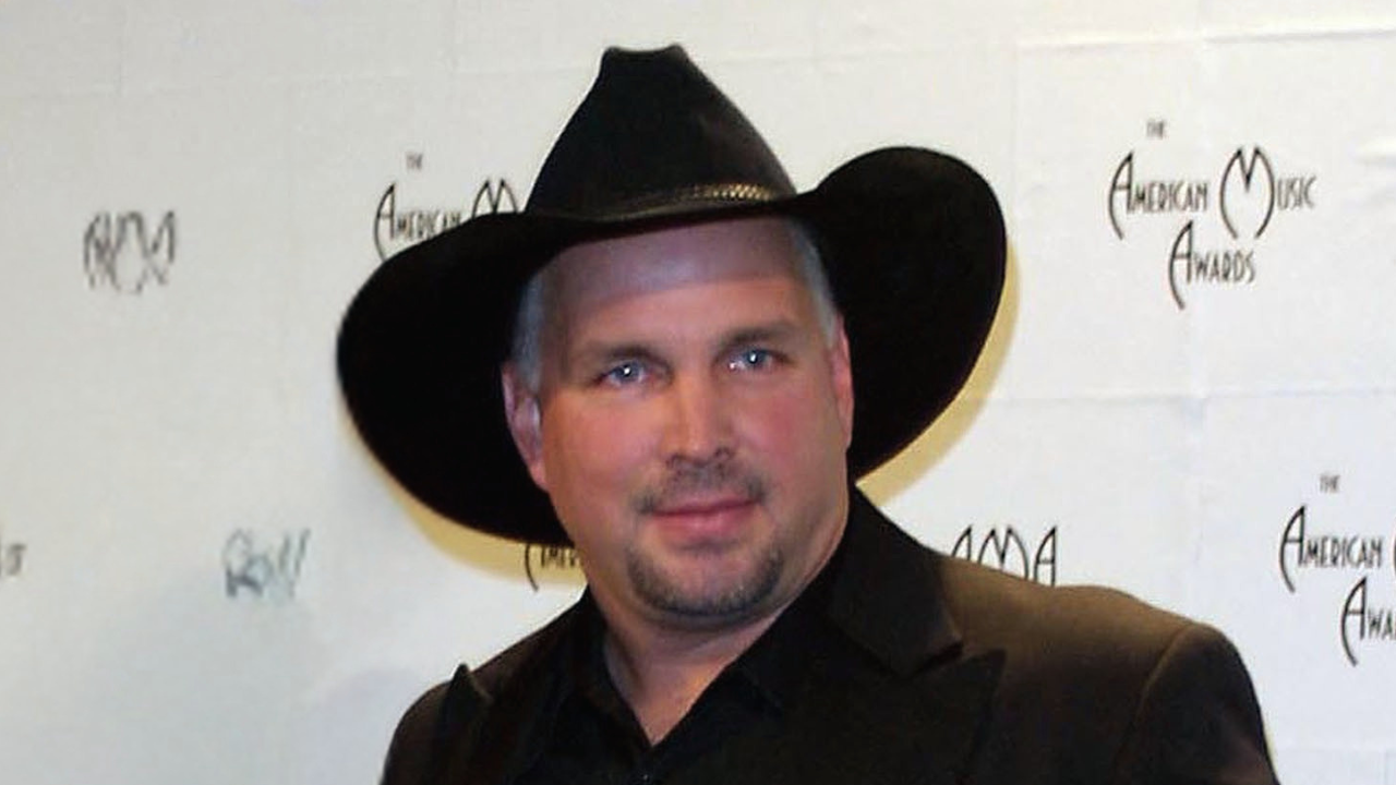 Garth Brooks AMA Awards 2002